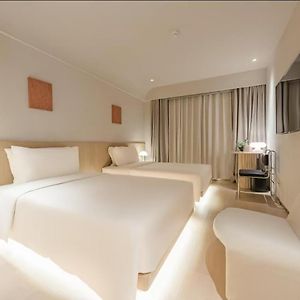 Elegant Twin Room without Window